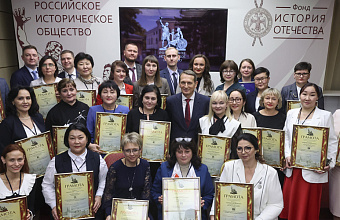 Sergey Naryshkin honours history teacher from Dagestan