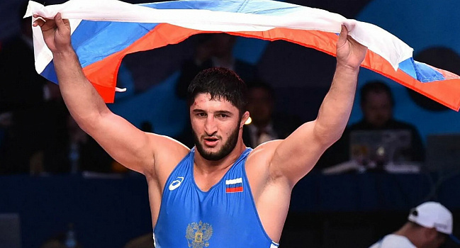 Sergei Melikov congratulates Abdulrashid Sadulayev on his victory at Olympic Games in Tokyo 