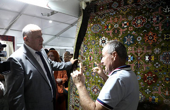Technique of dyeing carpet threads with natural colors revives in Dagestan