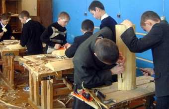 Dagestani children make trench candles and camouflage nets for Defense Ministry in labour classes