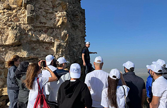Youth trek along ancient wall "Dag-Bary" takes place in Dagestan